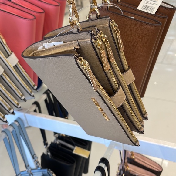 MICHAEL KORS LARGE DOUBLE ZIP WRISTLET WALLET PHONE CASE CLUTCH 
Camel
NWT - Picture 8 of 16